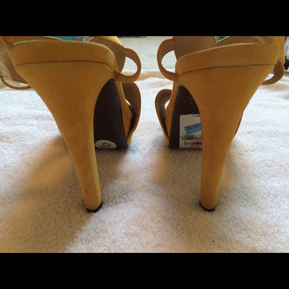 NWT Pristine DVF Yellow Suede Platform Heels  10M - Picture 6 of 8